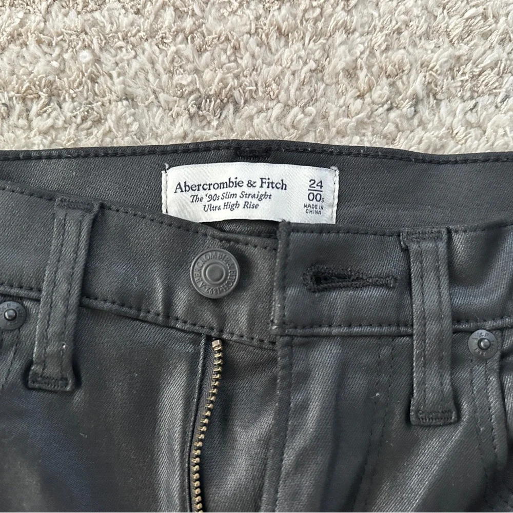 Abercrombie & Fitch 90's Slim Straight Ultra High Rise Vent Hem Black Coated - Picture 3 of 6